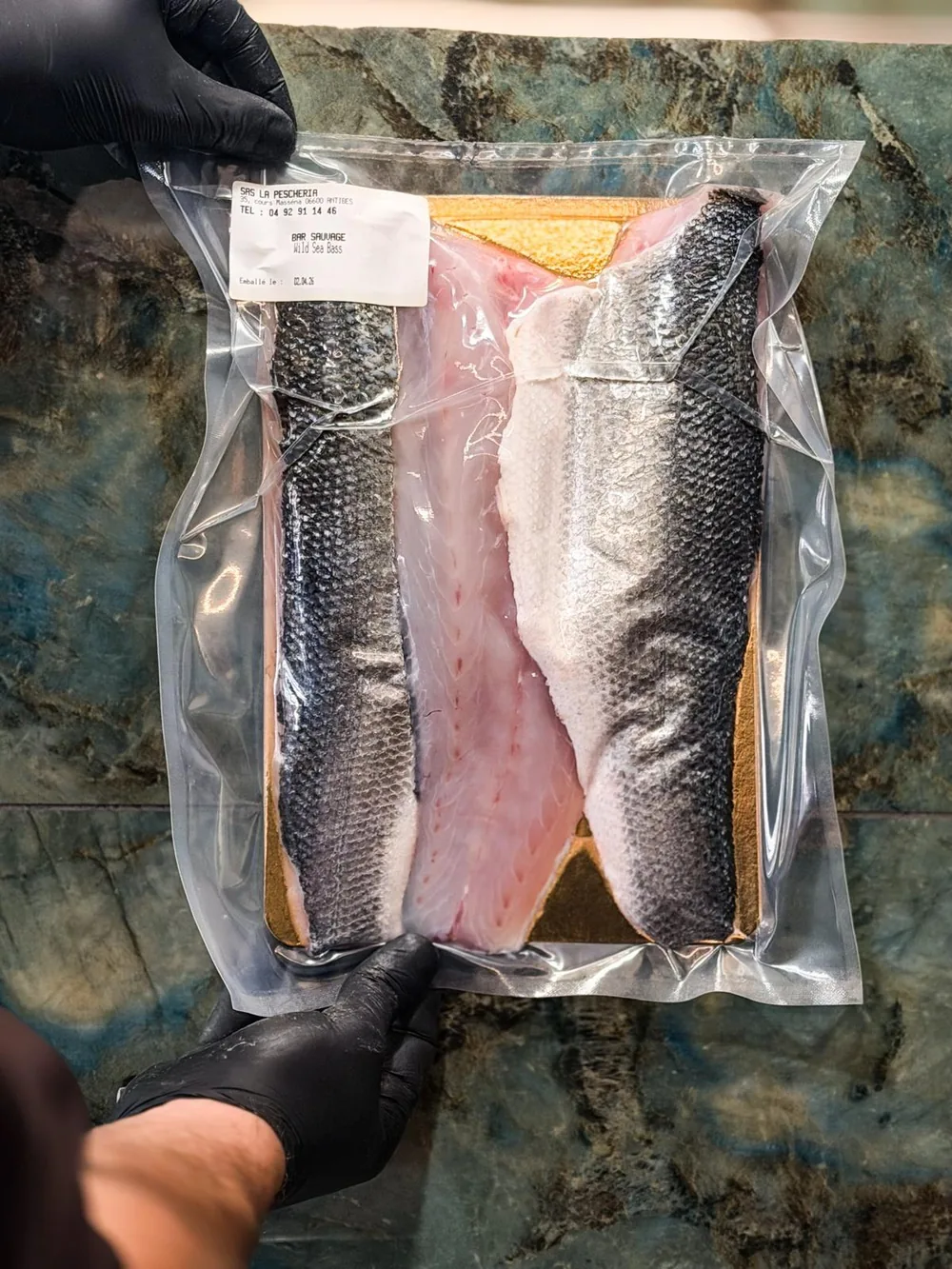 Filets de bar sauvage mis sous vide et étiquetés La Pescheria