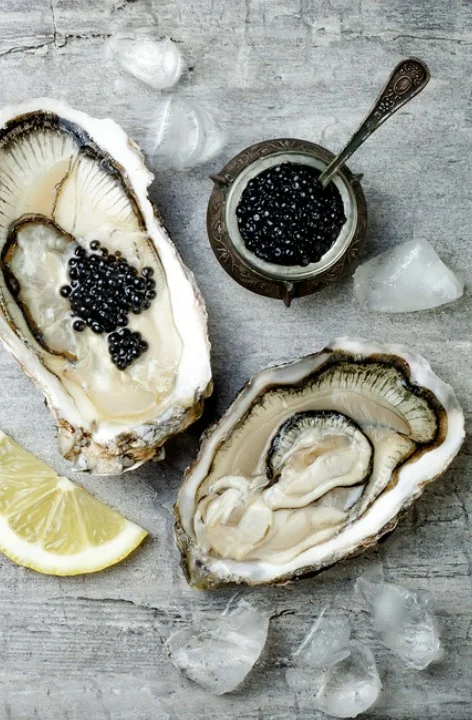 Huîtres au caviar et coupelle de caviar sur glace