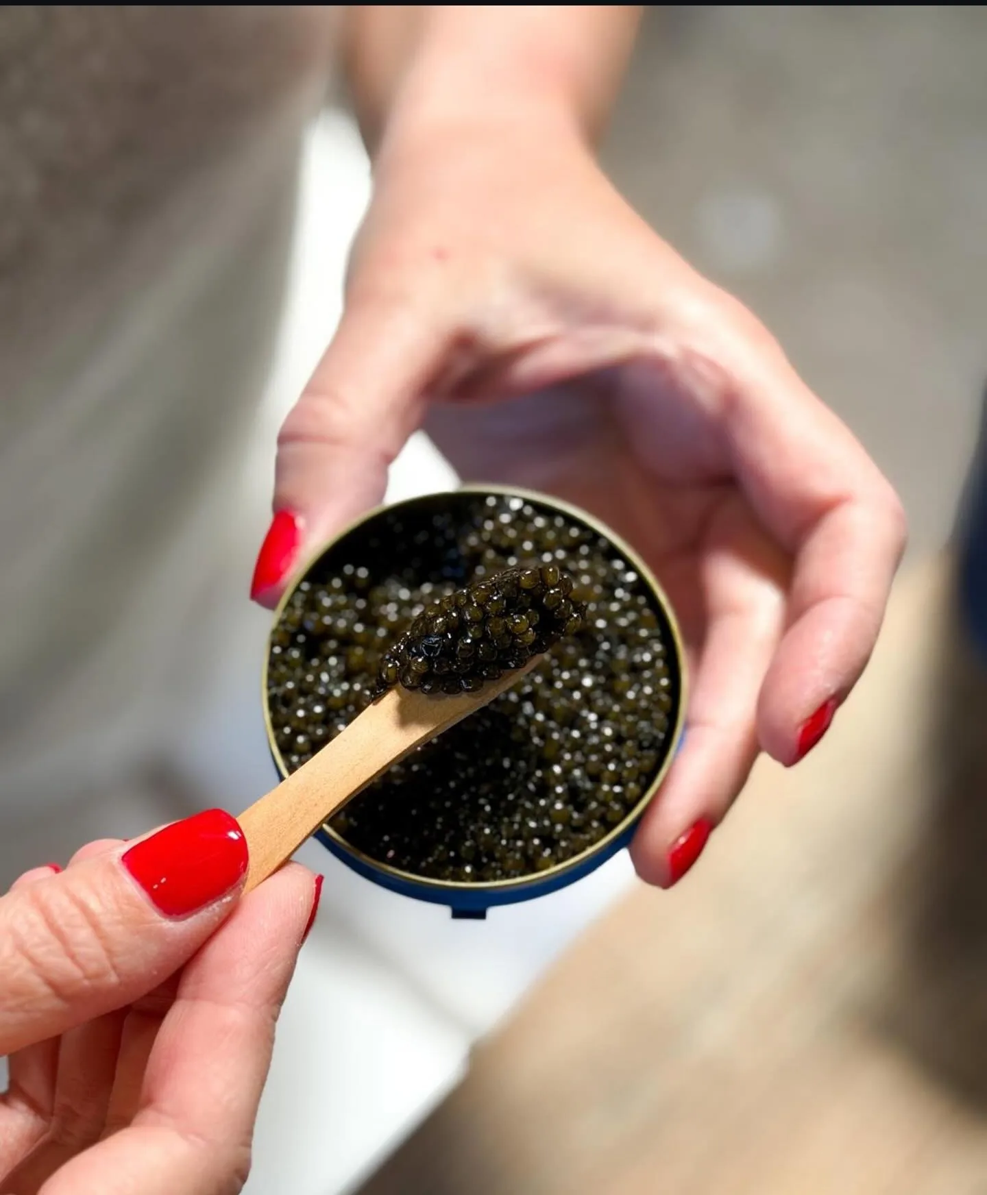 Boîte de caviar Petrossian ouverte avec cuillère de dégustation à La Pescheria