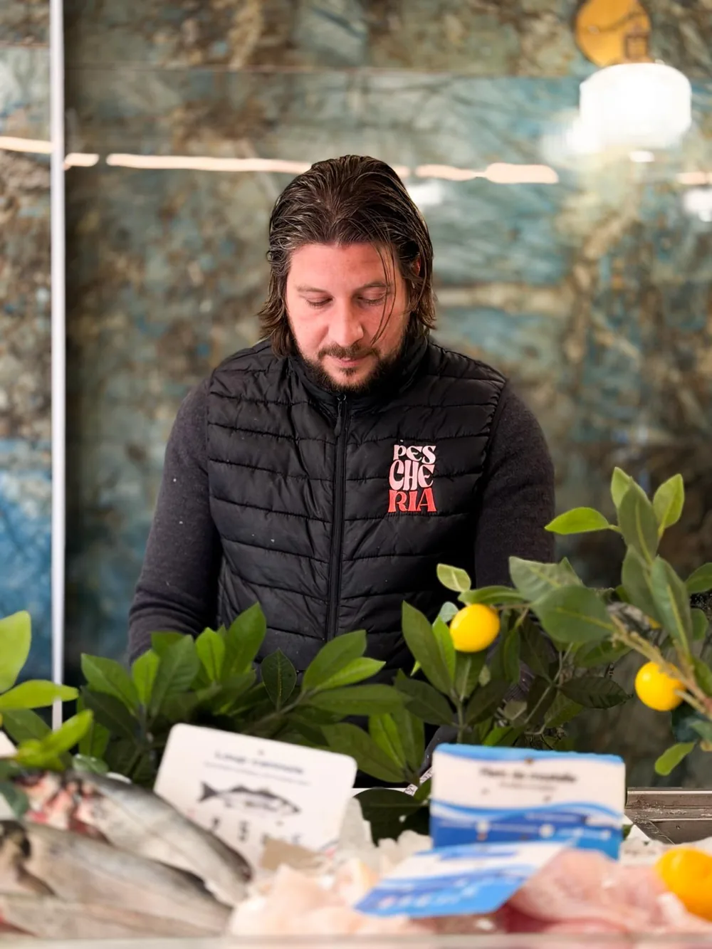 Nino, gérant de La Pescheria, derrière l'étal de la poissonnerie