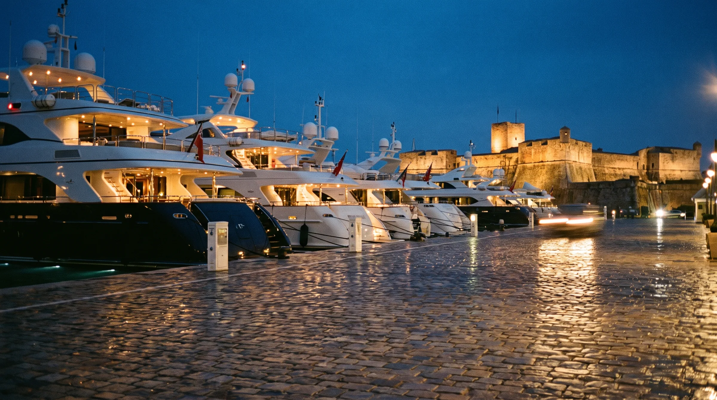 Superyachts du Quai des Milliardaires à Antibes, livraison de produits de la mer à la passerelle
