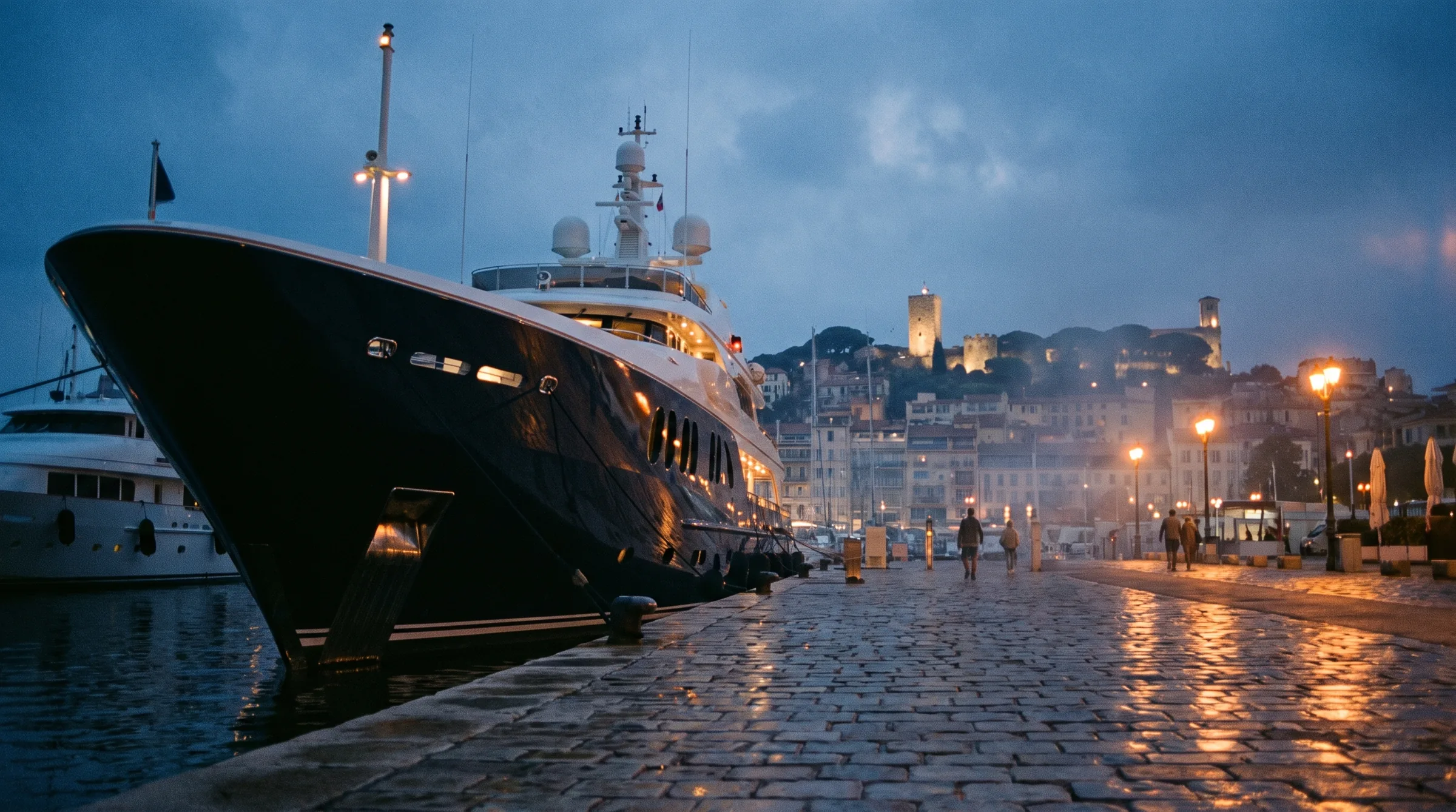 Livraison de fruits de mer à bord d'un superyacht au port de Cannes, Le Suquet illuminé