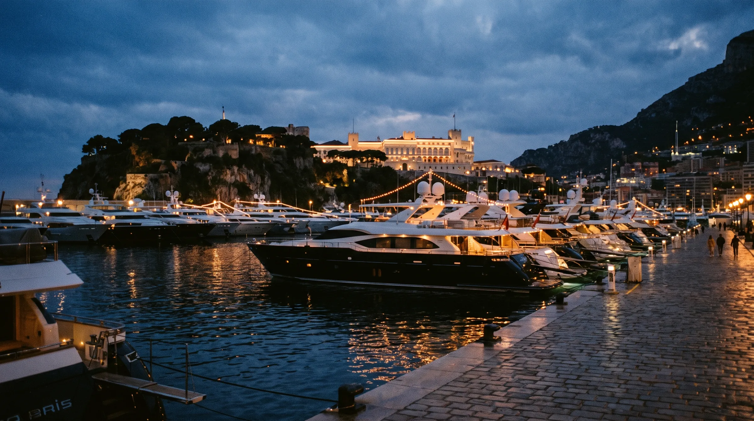 Superyachts illuminés du Port Hercule à Monaco, livraison de produits de la mer