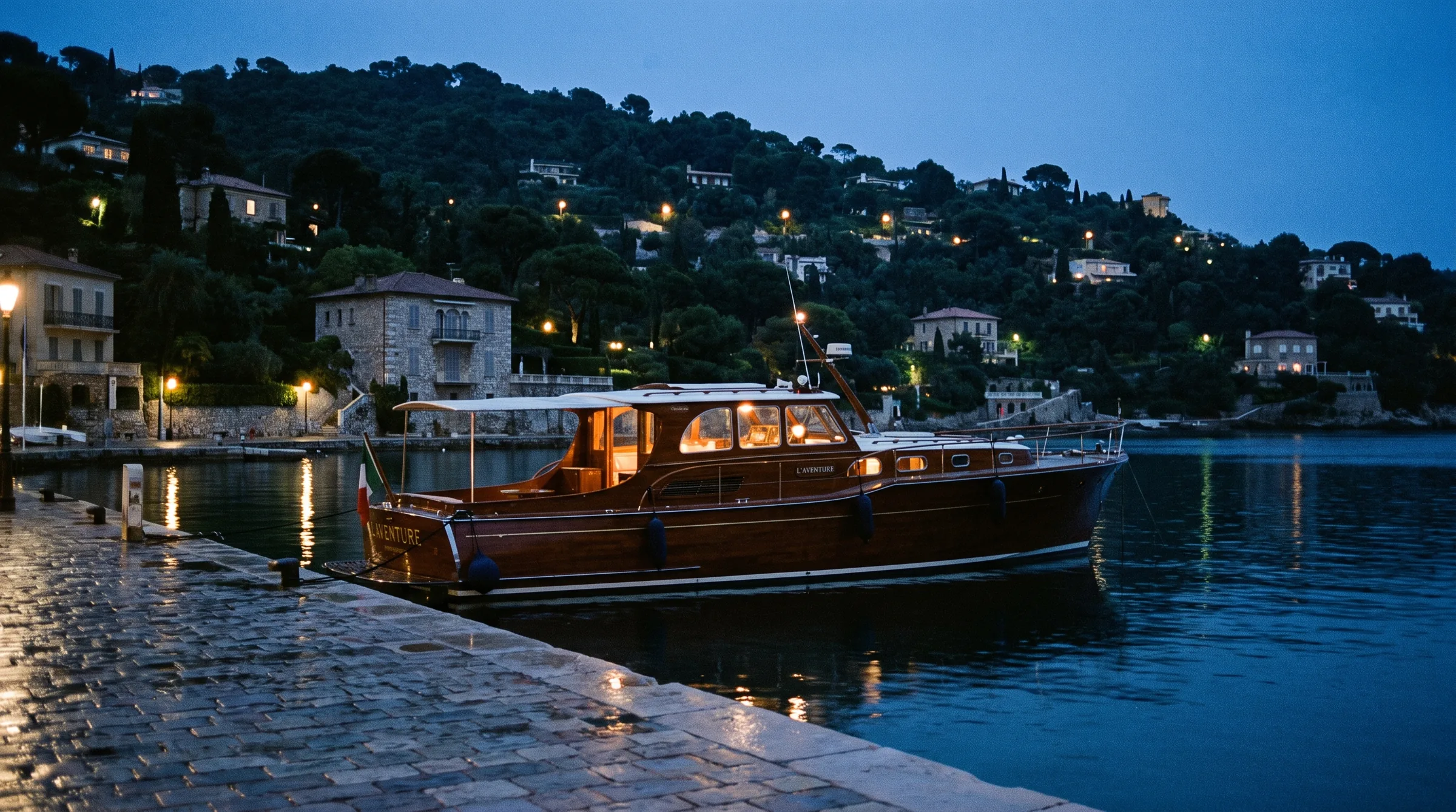 Livraison d'huîtres et langoustines sur le port de Saint-Jean-Cap-Ferrat